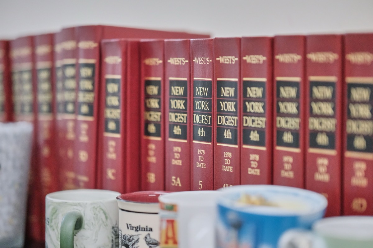 Law library 律师楼内的纽约州判例汇编等法律书籍书架